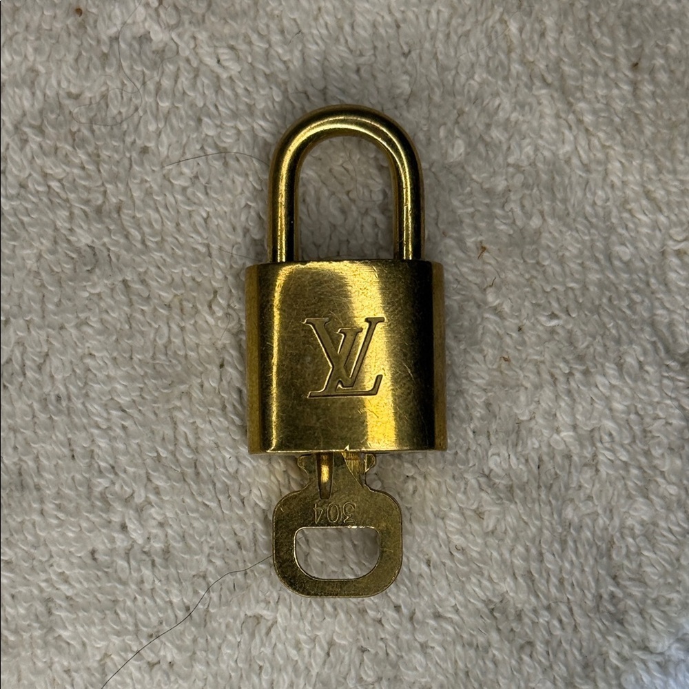 Louis Vuitton Brass '304' Padlock in Goldtone with Goldtone Key [|V]